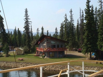 Fairbanks: Expensive homes along river bank